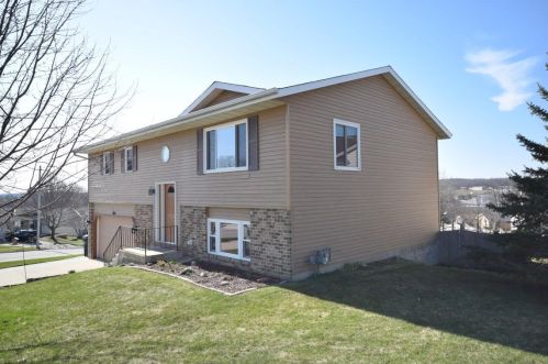 1025 Shepherds Dr, West Bend, WI 53090-8464