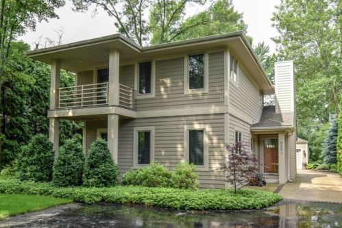 8541 Lake Dr, Milwaukee, WI 53217-2440