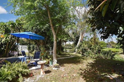 1097 Alhambra Cir, Naples FL 34103-3287 exterior