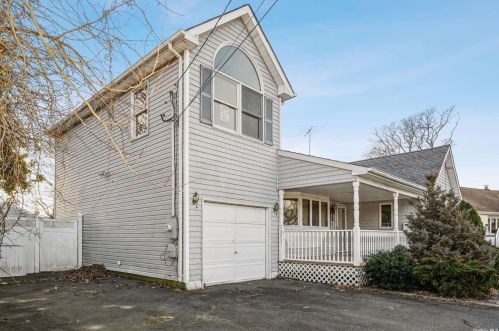 12 Vincent Pl, Oakdale, NY 11769-1713