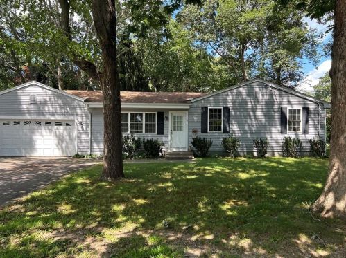 7 Shagbark Rd, South Kingstown, RI 02882-2704