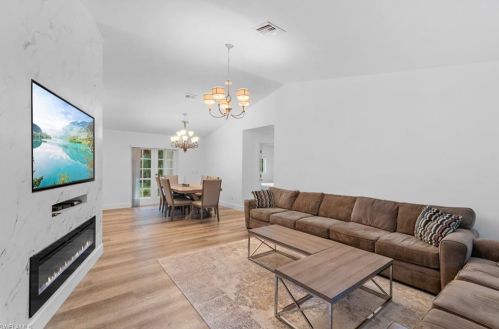 4460 5th Ave, Naples, FL 34119-1512