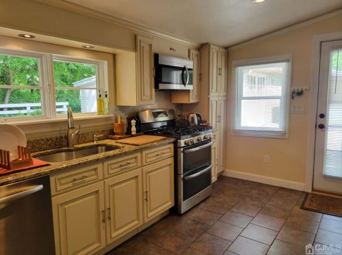 2 Metuchen Ave, Woodbridge NJ  07095-1923 exterior