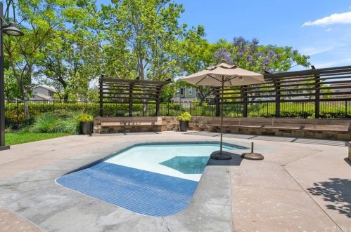 216 Compass, Irvine CA  92618-1154 exterior