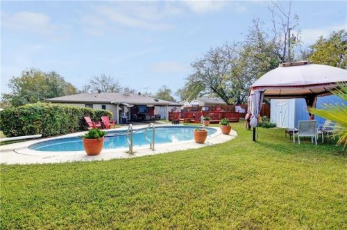 205 Town Creek Dr, Euless, TX 76039-3826