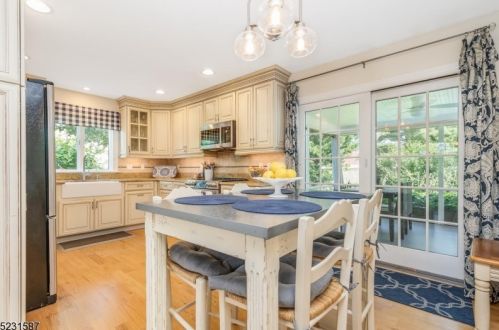 3 Hillside Dr, Clinton NJ 08809-1244 exterior