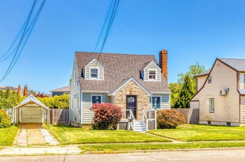 2381 Yorktown St, Rockville Centre, NY 11572-1717