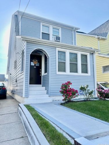 83-60 150th St, Jamaica, NY 11435-2143