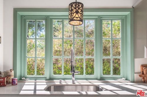 2621 Glenoaks Blvd, Glendale CA  91206-3108 exterior