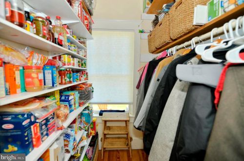 21 Loudoun St, Lovettsville VA  20180-8513 exterior