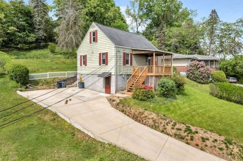 514 Southern Ave, Moon Twp, PA 15108-1738