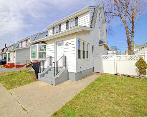 11 Evergreen Dr, North Lindenhurst, NY 11757-1303