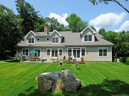 521 Rock Rimmon Rd, Stamford, CT 06903-2333