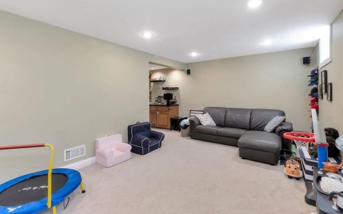 3935 Eileen Dr, Cincinnati OH 45209-2016 exterior