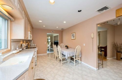 186 Nanny Hagen Rd, Thornwood NY  10594-2106 exterior