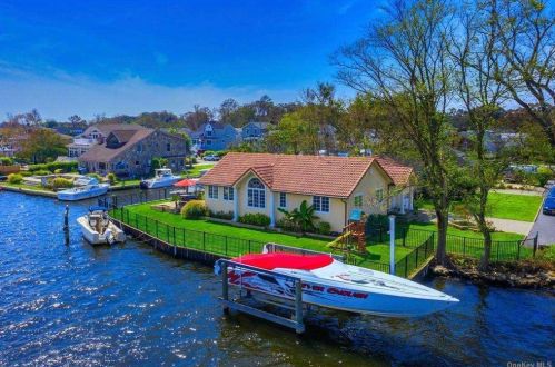 22 Allen Point Rd, Bayshore, NY 11706-8902