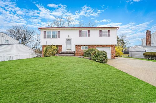 7 Impala Dr, South Setauket, NY 11720-1504