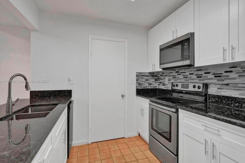 7692 Oakmont Cir, Hialeah FL  33015-2046 exterior