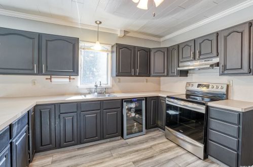 661 East Dr, North Lindenhurst NY  11757-3106 exterior