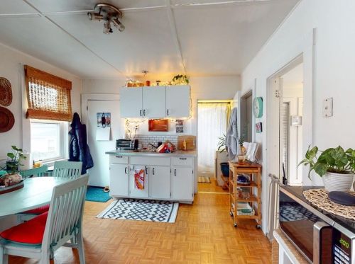 2 Potter St, Middletown RI  02840-3921 exterior