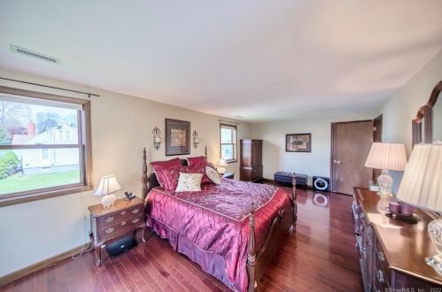 7 Edgewood Dr, Middletown CT 06457-3508 exterior