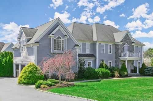 39 Under Cliff Rd, Bridgeport, CT 06611-2546