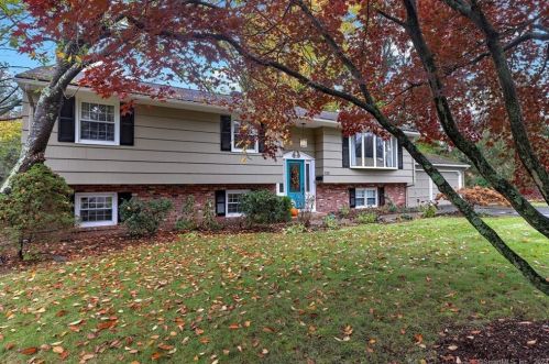 520 Maple Ave, Cheshire, CT 06410-2143