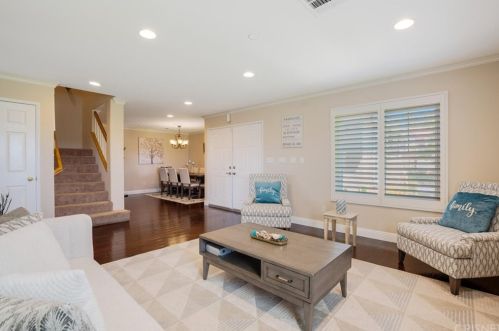 27910 Bridlewood Dr, Santa Clarita, CA 91384-4527
