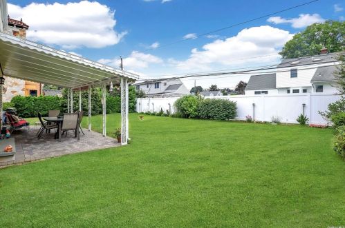 45 Ward St, Westbury NY  11590-2929 exterior