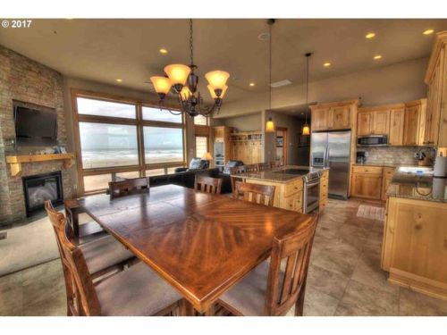 114 Oceania Dr, Waldport, OR 97394-9438