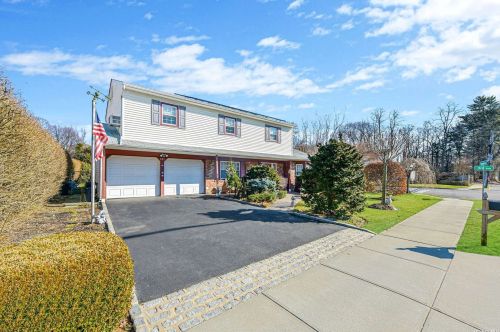 331 Elwood Rd, Elwood, NY 11731-2217