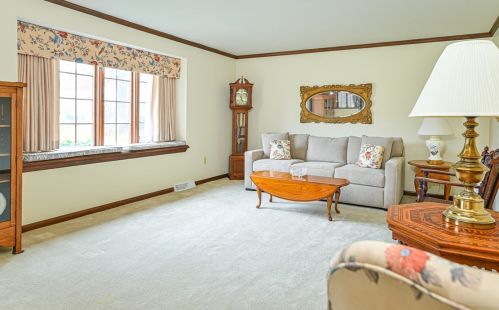 9058 Woodview Dr, Pittsburgh, PA 15237-4108
