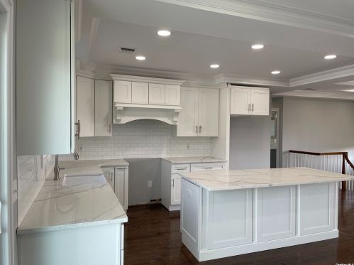 511 Bay 5th St, West Islip NY  11795-4709 exterior