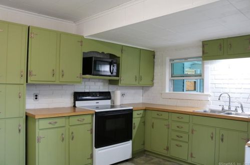 423 Harland Rd, Norwich CT  06360-1954 exterior