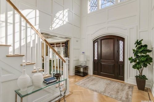 66 Wheatley Rd, Westbury NY  11568-1212 exterior