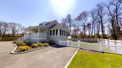 130 Shore Dr, Oakdale, NY 11769-1942