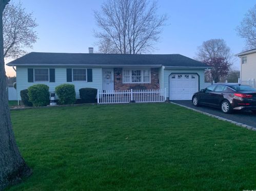 258 Matthews Rd, Oakdale, NY 11769-1845