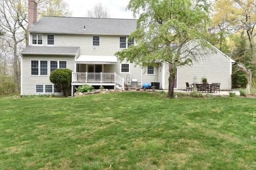 109 Woodridge Dr, South Kingstown, RI 02874-1944