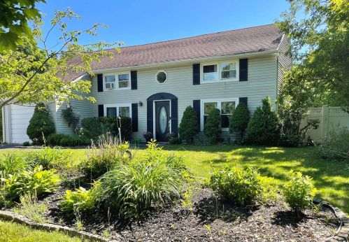 7 Central Woods Ln, Brookhaven, NY 11719-9712