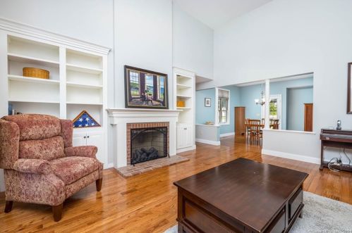 1 On The Grn, Windsor, CT 06095-4719