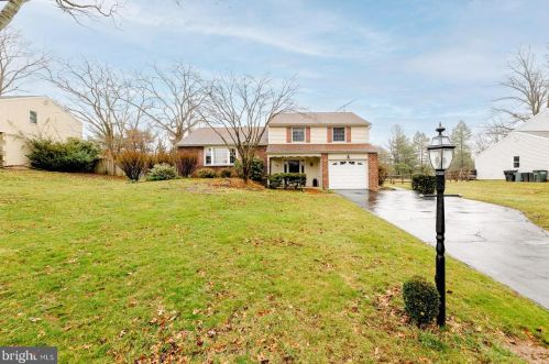 33 Mount Pleasant Dr, Southampton, PA 18966-1219