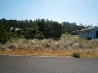 1205 Parker Ave, Waldport, OR 97394-9436