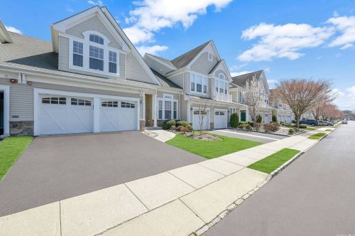 197 Symphony Dr, Lake Grove, NY 11755-1316
