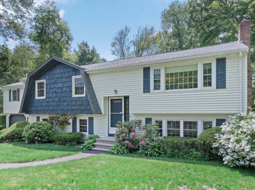 11 Stonybrook Rd, Medfield, MA 02052-1010