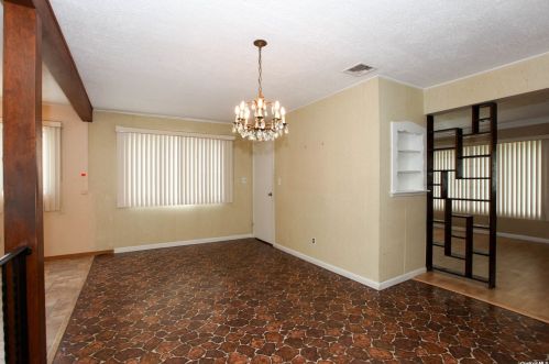 472 Piping Rock Rd, Seaford NY  11783-1038 exterior