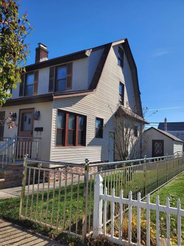 10 Laurel Rd, North Lindenhurst, NY 11757-1304
