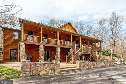 3714 Mountain Rd, Haymarket VA  20169-1739 exterior