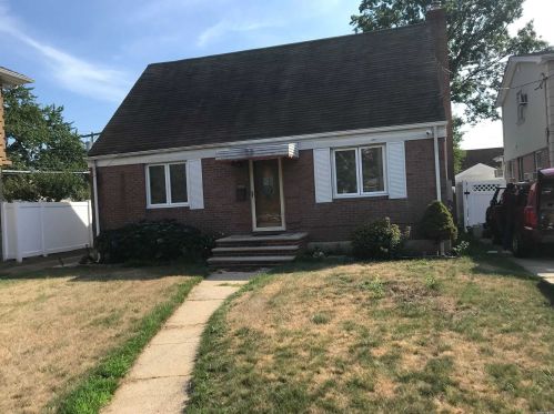 76-50 Hewlett St, New Hyde Park, NY 11040-1430