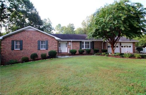 5601 Fallingbrooks Dr, Greensboro, NC 27407-8309