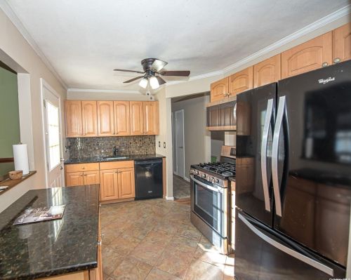 14 Greencrest St, Lake Grove, NY 11755-1706